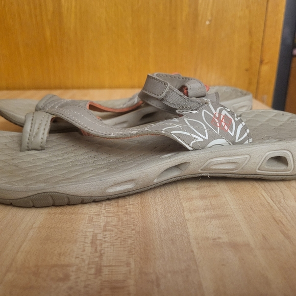 Columbia Omni Grip Tan Sandals with salmon flower details - Picture 6 of 9